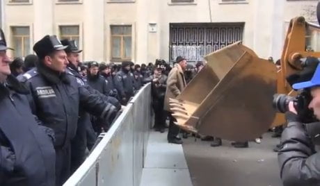 Manifestanti attaccano la polizia con i bulldozer