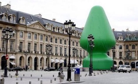 Immagini Di Natale In Francese.Francia Picchiato L Autore Del Sex Toy Gigante Da Usare Come Albero Di Natale Imola Oggi