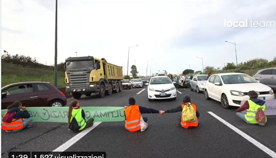 Roma Attivisti Climatici Bloccano Il Gra Ira Degli Automobilisti