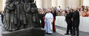 Bergoglio alla statua dei migranti