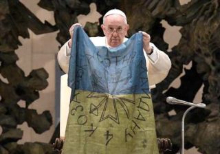 Bergoglio con la bandiera ucraina