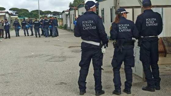 Blitz interforze nel campo rom di Castel Romano