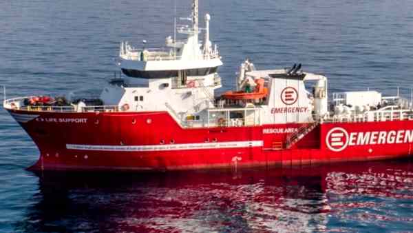 Nave di Emergency preleva migranti in acque sar libiche