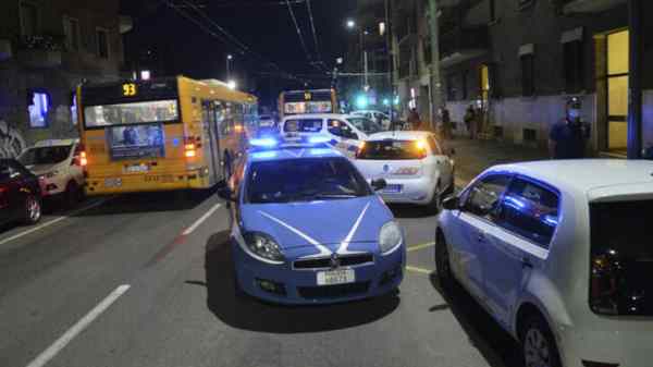 Milano, egiziano deruba ladra sul bus: arrestati entrambi