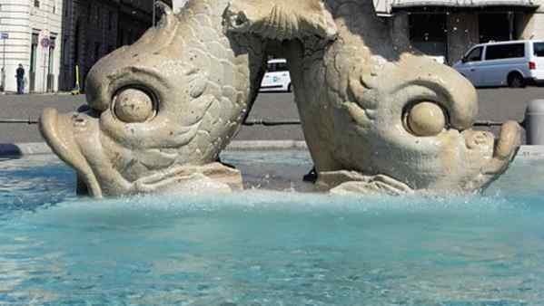 Roma, somalo fa il bagno nella Fontana del Tritone