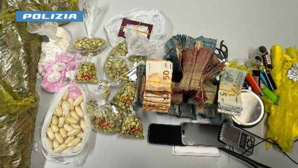 Torino: due senegalesi arrestati con 1000 dosi di cocaina, crack e 78 mila euro