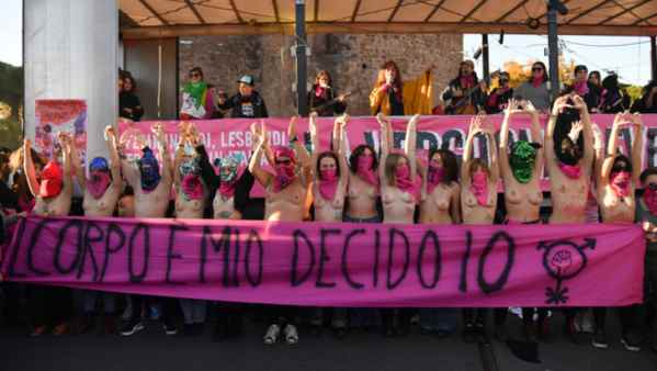 “Il corpo è mio, decido io”, femministe nude a Roma