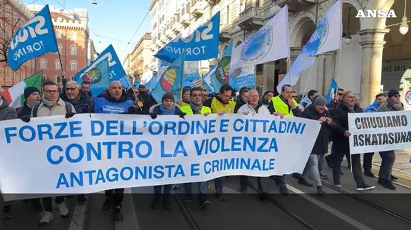 “Basta violenza contro di noi”, a Torino protestano le forze dell’ordine