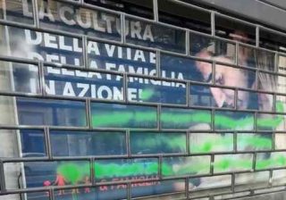 Blitz notturno contro la sede di Pro Vita & Famiglia