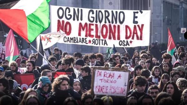 Manifestazione Torino, 15 poliziotti feriti da un ordigno