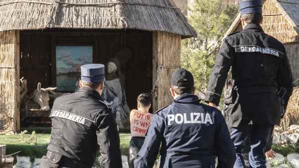 San Pietro, femminista in topless tenta di rimuovere Gesù dal presepe