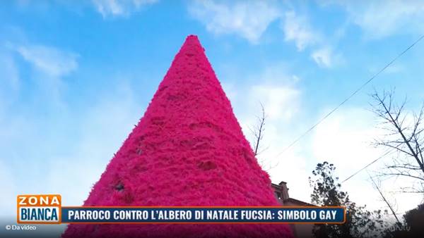 Verona, parroco contro albero di Natale fucsia, “simbolo gay”