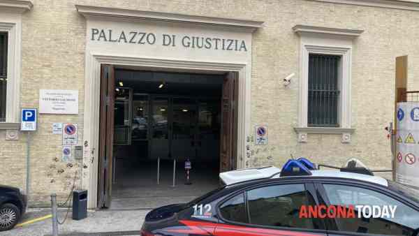 Un muretto vicino al kebab per nascondere la droga, arrestato “richiedente asilo”