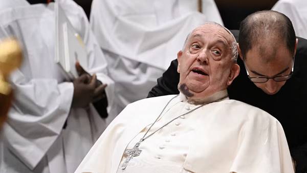 Bergoglio ha un ematoma sul mento, “ha battuto sul comodino”