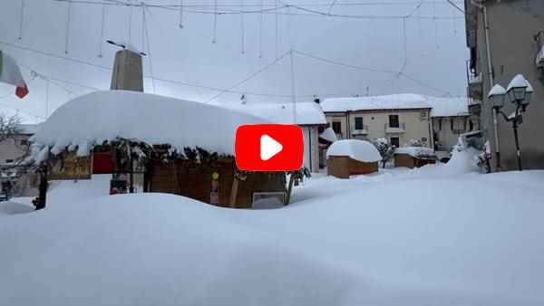 Abruzzo, Campo di Giove sommersa dalla neve