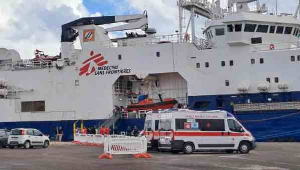 Nave Geo Barents traghetta 45 migranti nel porto di Taranto