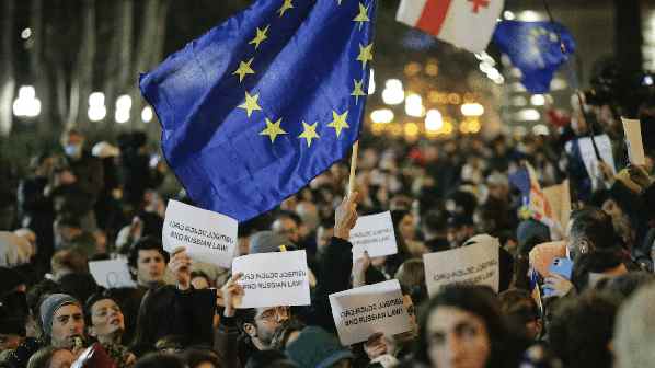 Georgia, europeisti in piazza contro l’insediamento del presidente eletto