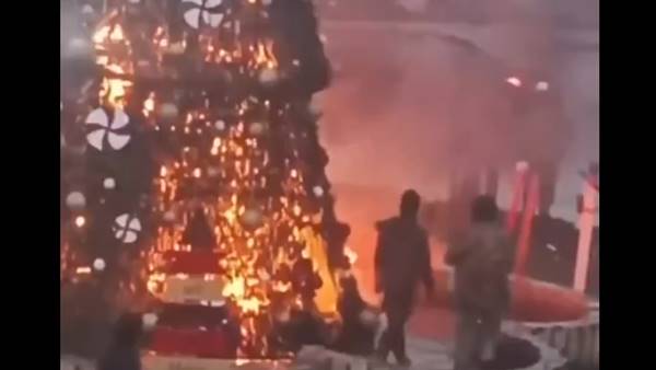 Jihadismo “moderato”: incendiato albero di Natale in Siria