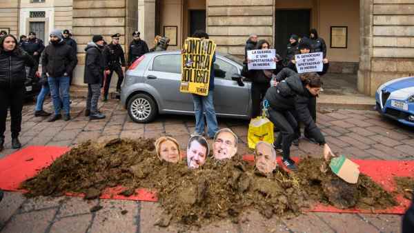 Milano, centro sociale scarica letame davanti alla Scala