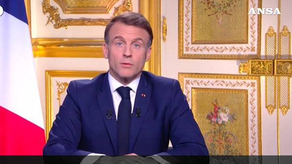 Macron non si dimette: “mi hanno eletto i francesi”