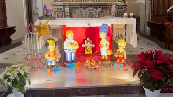 Hitler e i Simpson nel presepe di don Vitaliano Della Sala