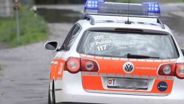 Svizzera, italiano ripreso da autovelox: scende e lo distrugge a martellate