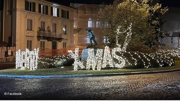 Biella, luci di Natale con scritta “Merry X Mas”: è polemica