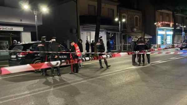 Accoltella 4 persone in strada e si avventa contro i Carabinieri, ucciso