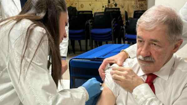 Influenza, Bucci si vaccina: “gesto di responsabilità”