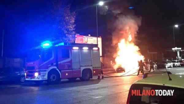 Milano, incendiati alberi di Natale