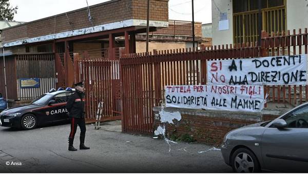 Napoli, prof picchiata da gruppo di genitori arrestata per violenza sessuale