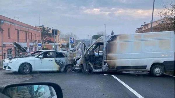 Roma, maxi colpo da Commercity: auto e furgoni bruciati per bloccare la strada