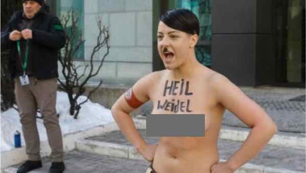 Kiev: sceneggiata delle femministe in topless truccate da Hitler