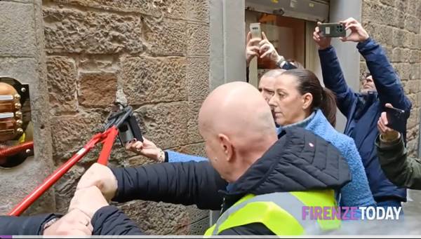 Firenze, guerra alle keybox: sindaca Pd in strada con le tronchesi