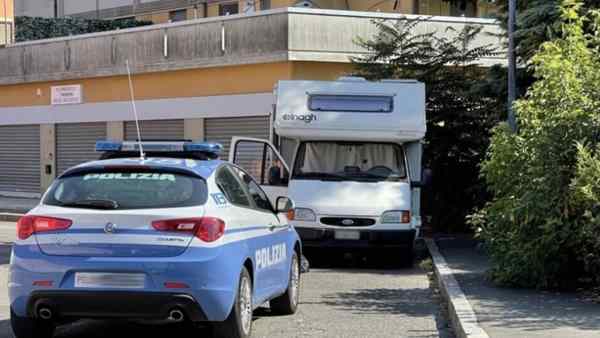 Scassina un camper e si mette a dormire: marocchino trovato con mannaia e coltelli