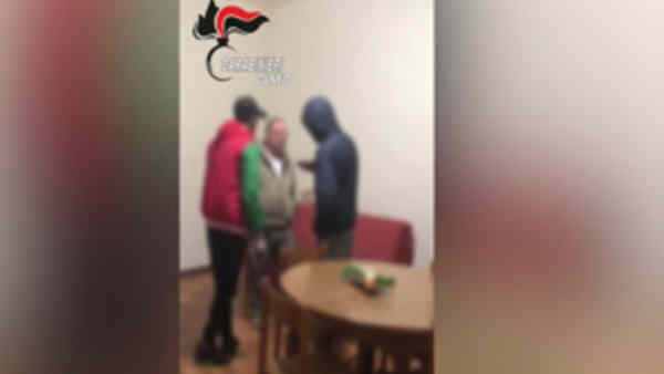 Uomo adescato, minacciato con coltello e rapinato da due stranieri