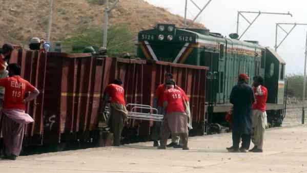 Pakistan, 100 persone uccise su un treno